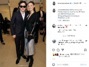 ヴィクトリアのドレスを着てブルックリンとショーに駆け付けたニコラ・ペルツ（画像は『Victoria Beckham　2023年3月3日付Instagram「My family and friends mean so much to me」』のスクリーンショット）