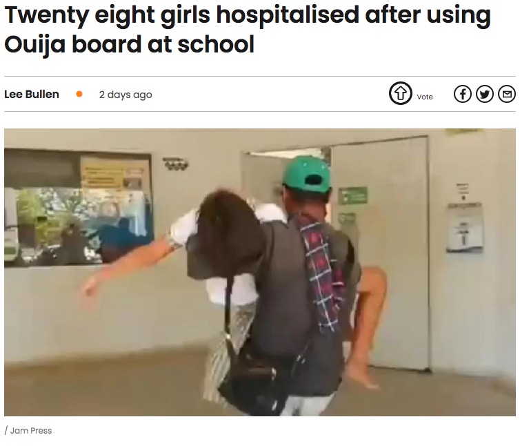 病院に運ばれる少女（画像は『Indy100 2023年3月7日付「News Ouija Board Twenty eight girls hospitalised after using Ouija board at school」（Jam Press）』のスクリーンショット）