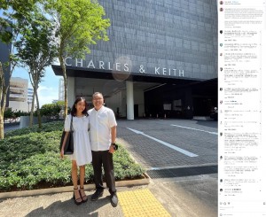 招待されたシンガポールの「チャールズ＆キース」本社の前で、父と並んで微笑むゾーイさん。「ブランドの創業者のキース・ウォン氏と話をした」と報告も（画像は『zoe gabriel　2023年1月12日付Instagram「we had such an amazing opportunity」』のスクリーンショット）