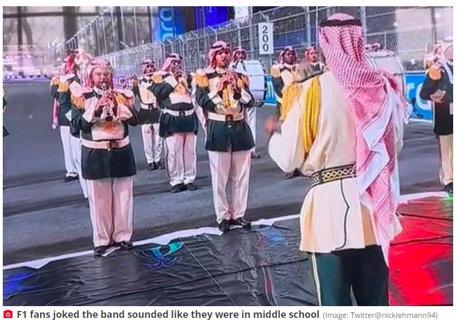 サウジアラビア国歌を演奏するブラスバンド（画像は『The Daily Star　2023年3月19日付「‘Horrific’ Saudi anthem played so badly that F1 drivers have to hold back laughter」（Image: Twitter＠nicklehmann94）のスクリーンショット）