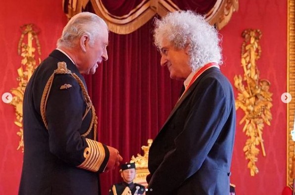 儀式後に親密な会話を交わす国王とブライアン（画像は『The Royal Family　2023年3月14日付Instagram「Musicians Brian May and YolanDa Brown congratulate each other after receiving their honours from The King during an Investiture at Buckingham Palace.」』のスクリーンショット）