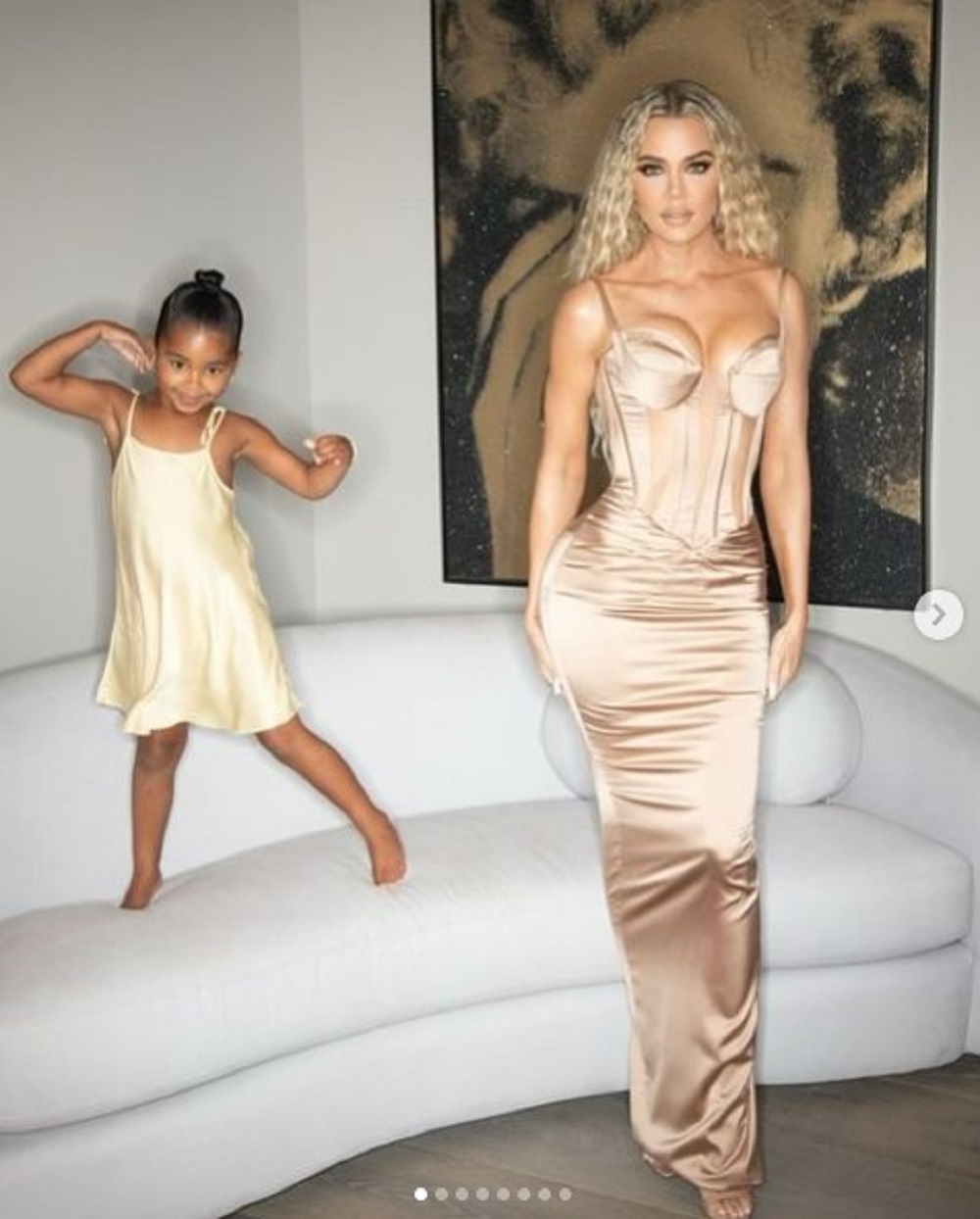 将来はママのように？　トゥルーちゃんとクロエ（画像は『Khloé Kardashian　2022年4月8日付Instagram「so excited for the premiere of ＠kardashianshulu」』のスクリーンショット）