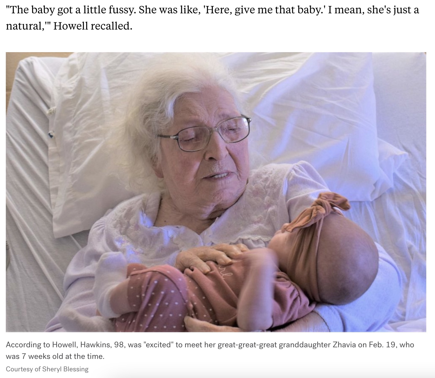 来孫（孫の孫の子）と初対面した98歳女性（画像は『ABC News　2023年3月4日付「Six generations of the same family pose together with newborn」（Courtesy of Sheryl Blessing）』のスクリーンショット）