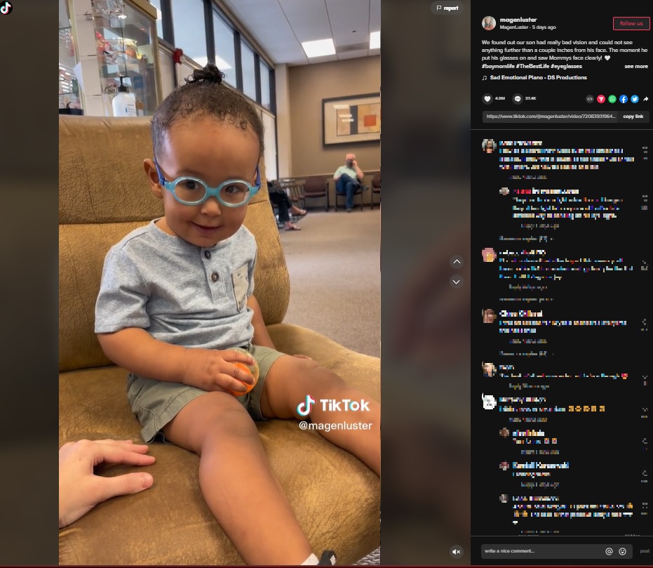 「どう？」と聞かれ、ママを見るキートン君（画像は『MagenLuster　2023年3月9日付TikTok「We found out our son had really bad vision」』のスクリーンショット）