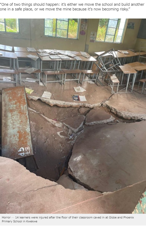 床が陥没した小学校の教室（画像は『ZimLive　2023年3月16日付「14 injured after sinkhole from illegal mining opens up in classroom」』のスクリーンショット）