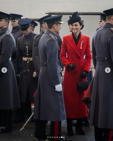 真っ赤なコートを着てウェルシュガーズと対面したキャサリン皇太子妃（画像は『The Prince and Princess of Wales　2023年3月1日付Instagram「Honoured and delighted to be the new Colonel of the Welsh Guards and to join friends,」』のスクリーンショット）
