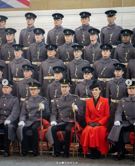 ウェルシュガーズと記念撮影を行ったウィリアム皇太子夫妻（画像は『The Prince and Princess of Wales　2023年3月1日付Instagram「Honoured and delighted to be the new Colonel of the Welsh Guards and to join friends,」』のスクリーンショット）