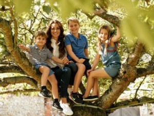大きな木の上に座って寄り添うキャサリン皇太子妃と3人の子供達（画像は『The Prince and Princess of Wales　2023年3月19日付Instagram「Happy Mother’s Day from our family to yours」』のスクリーンショット）