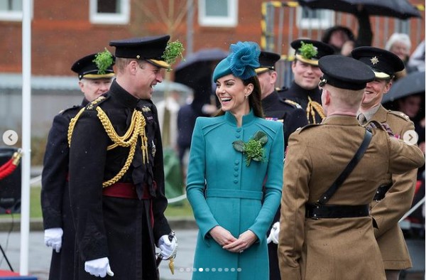 アイリッシュガーズを訪問したウィリアム皇太子とキャサリン皇太子妃（画像は『The Prince and Princess of Wales　2023年3月17日付Instagram「It is a true honour to be Colonel of the ＠irishguards,」』のスクリーンショット）