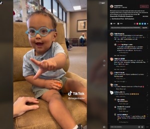 初めてはっきりと見えたママを指さすキートン君（画像は『MagenLuster　2023年3月9日付TikTok「We found out our son had really bad vision」』のスクリーンショット）