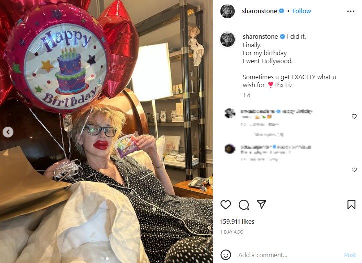 唇型のグミが入ったパッケージを片手に持つシャロン（画像は『Sharon Stone　2023年3月10日付Instagram「I did it.」』のスクリーンショット）