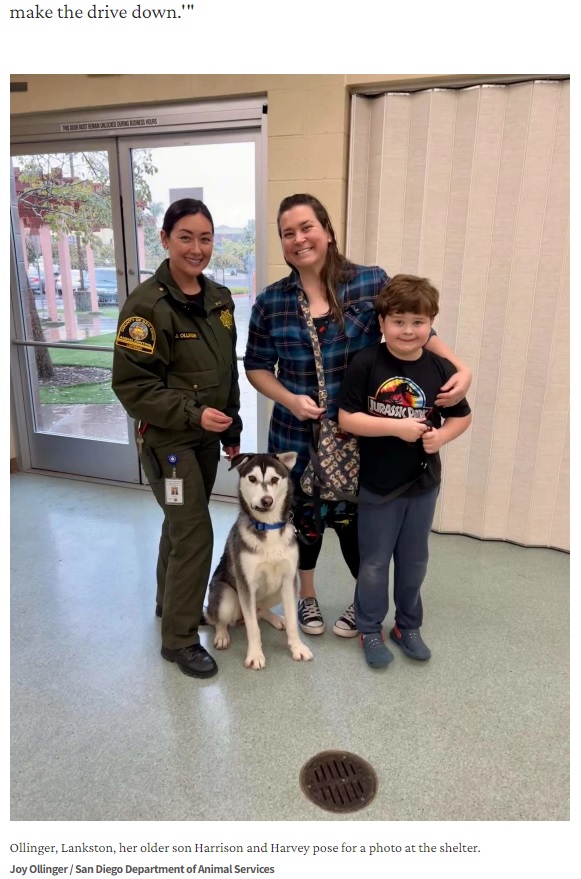 2000キロ以上車を走らせて犬を引き取りにきた女性（右から2人目）（画像は『TODAY　2023年3月14日付「Dog with lopsided face finds loving family who drove more than 2,500 miles to save him」（Joy Ollinger / San Diego Department of Animal Services）』のスクリーンショット）