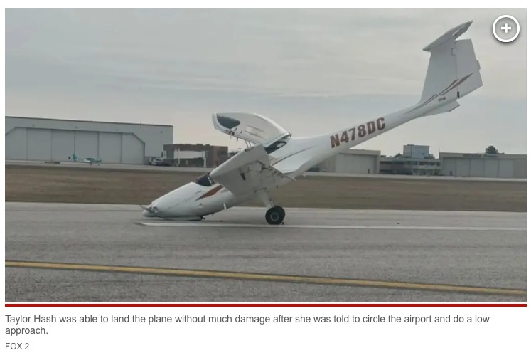 前輪が脱落したまま、滑走路への着陸を試みる飛行機。無線によるベテランパイロットからの指示により、機体の先頭が前のめりに軽く地面に着くようにし、無事に緊急着陸に成功した（画像は『New York Post　2023年3月31日付「Beginner pilot lands plane with missing wheel in dramatic emergency landing caught on video」（FOX 2）』のスクリーンショット）