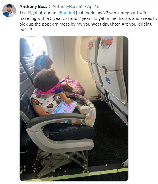 子連れで飛行機の旅は何かとトラブルがつきものだが、子どもが食べこぼして足元や通路に散らばったポップコーンの後始末は誰が責任を負うのだろうか（画像は『Anthony Bass　2023年4月16日付Twitter「The flight attendant ＠united just made my 22 week pregnant wife traveling with a 5 year old and 2 year old」』のスクリーンショット）