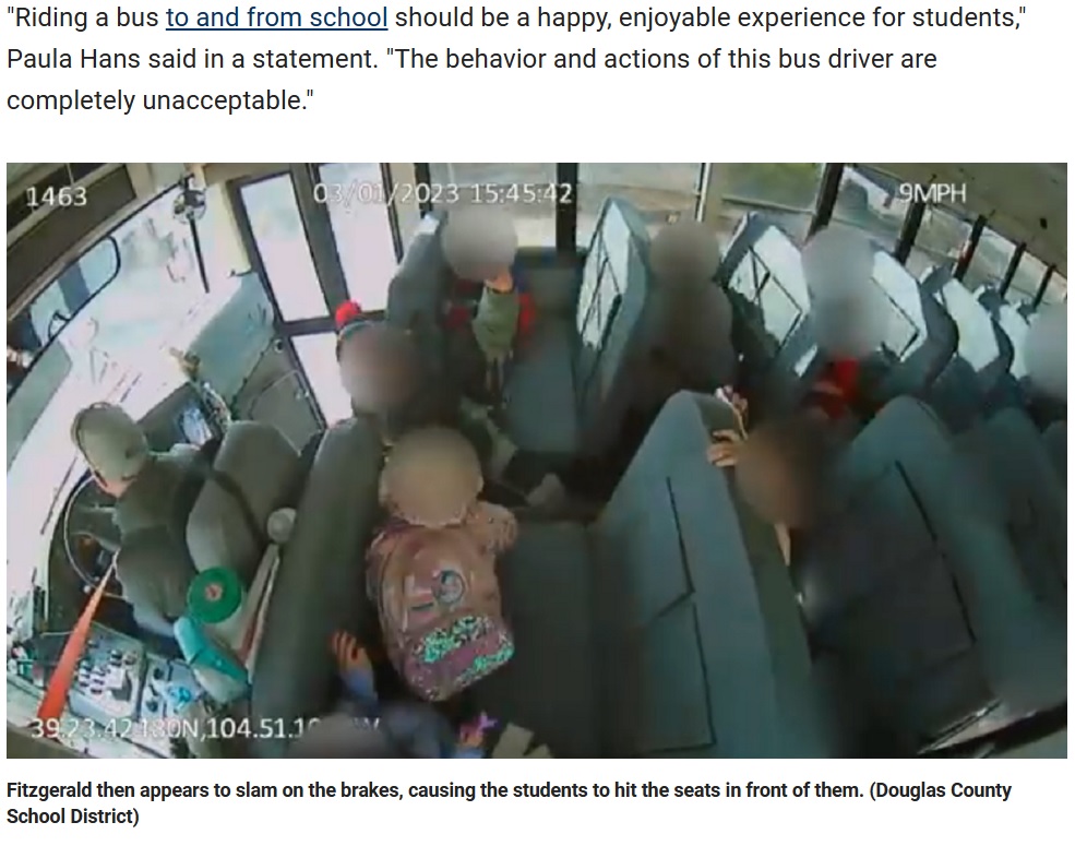 突然急ブレーキをかけられ、車内の児童達は前方の座席に頭や体を強く打ち付けてしまった。中には頬から血を流すほどのケガをしてしまった子もいたそうだ（画像は『Fox News　2023年4月21日付「Colorado school bus driver faces charges after video shows him slamming on brakes, jolting students」（Douglas County School District）』のスクリーンショット）