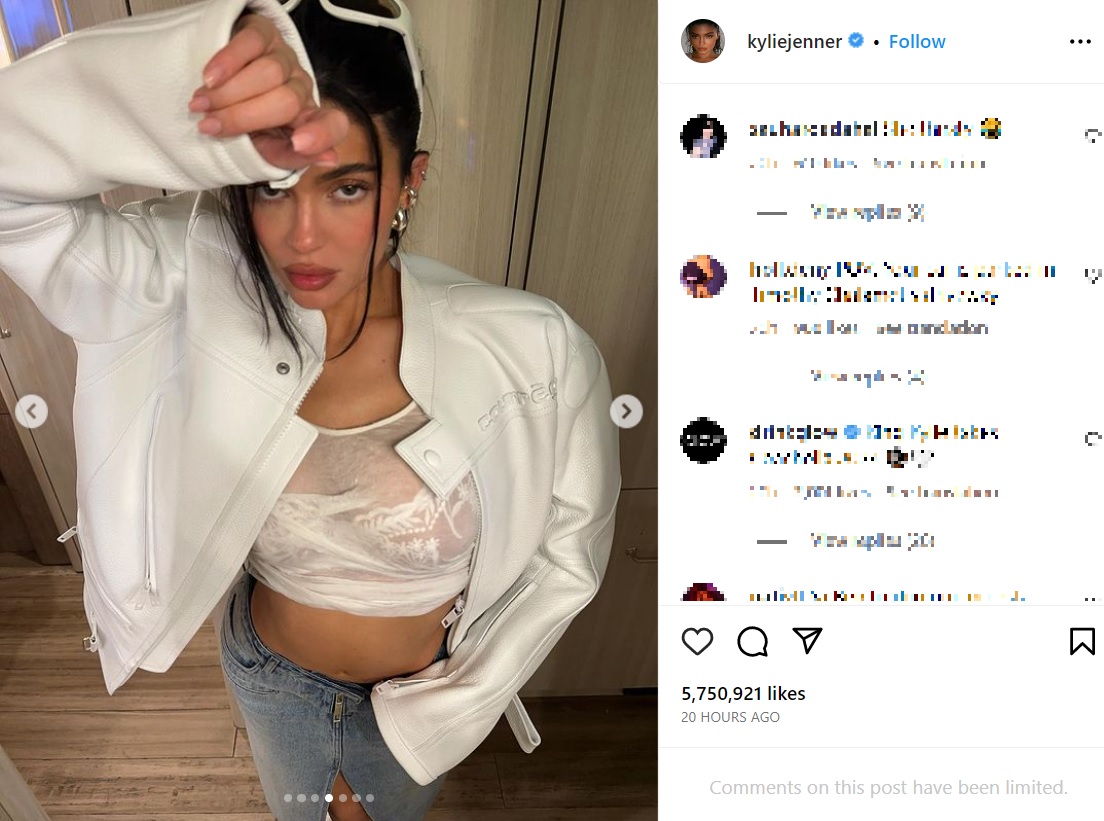 現地時間14日「コーチェラ・フェスティバル」でのカイリー・ジェンナーのコーデ。この日は姉ケンダル・ジェンナーとバッド・バニーのステージを楽しんでいた（画像は『Kylie　2023年4月15日付Instagram』のスクリーンショット）