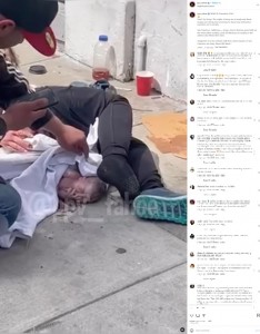 歩道で赤ちゃんを産んで横たわる女性とコンクリートの上に直に寝かされている赤ちゃん。すぐそばにいる男性が「君は大丈夫だよ。とにかくリラックスして…。今、救急車が来るから」と女性に声をかけている（画像は『Arisley T Pacheco　2023年4月9日付Instagram「NEWS ＆ Education ONLY」』のスクリーンショット）