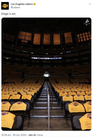 ロサンゼルスにあるクリプト・ドットコム・アリーナには、ロサンゼルス・レイカーズの黄色い応援タオルが観客席に置かれていた（画像は『Los Angeles Lakers　2023年4月25日付Twitter「Stage is set.」』のスクリーンショット）