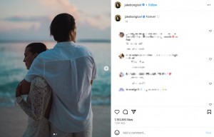 海を眺めるミリー・ボビー・ブラウンとジェイク・ボン・ジョヴィ。婚約して幸せいっぱいの様子。ジェイクは投稿に「フォーエヴァー」と言葉を添えていた（画像は『jakebongiovi　2023年4月11日付Instagram「Forever」』のスクリーンショット）