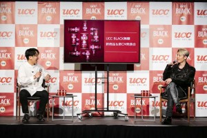 4月10日に開催された「UCC BLACK無糖 新商品＆新CM発表会」にてロックが好きなUCC上島珈琲株式会社 取締役副社長・里見陵氏とトークを弾ませるMIYAVI