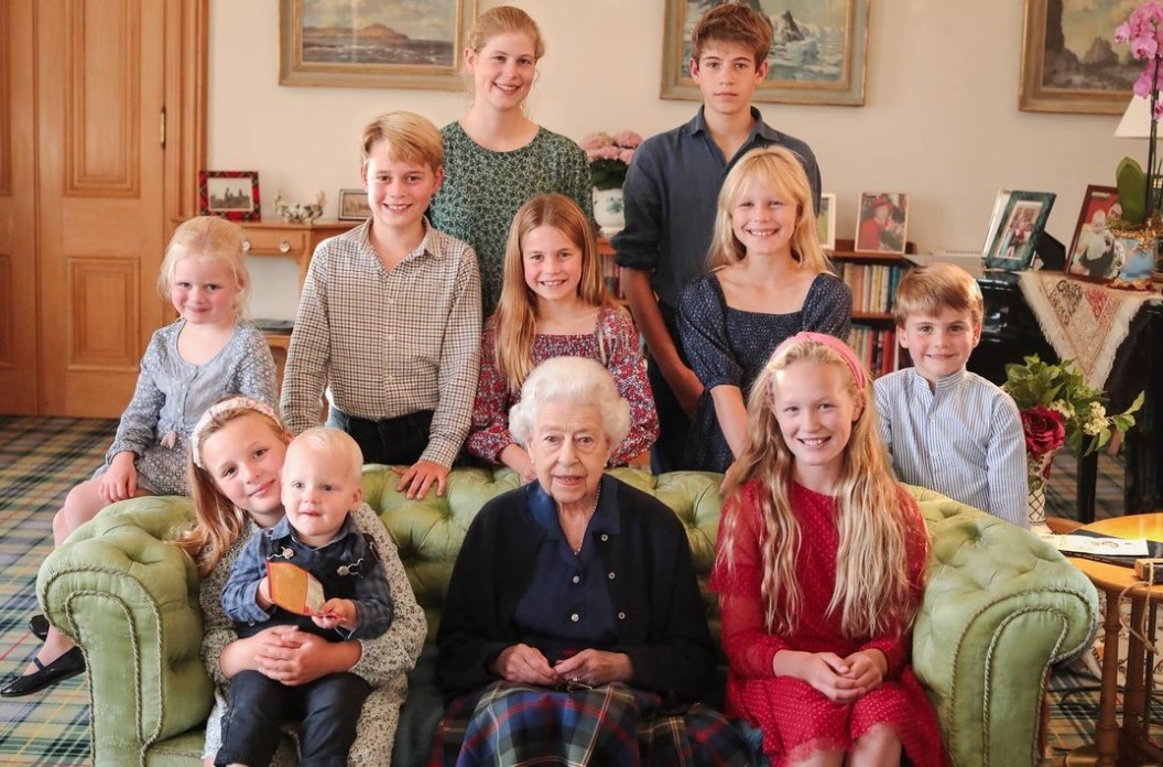 スコットランドのバルモラル城で毎年夏の休暇を過ごしていたエリザベス女王。10人の孫やひ孫に囲まれた貴重な1枚だ（画像は『The Prince and Princess of Wales　2023年4月21日付Instagram「Today would have been Her Late Majesty Queen Elizabeth’s 97th birthday.」』のスクリーンショット）