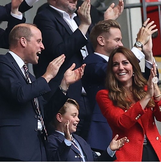 2021年6月、両親と共にウェンブリー・スタジアムでEURO2020決勝トーナメントを観戦したジョージ王子。この日はイングランド代表がドイツ代表に勝利し、SNSではジョージ王子が「幸運のお守りだ」と称賛された（画像は『The Prince and Princess of Wales　2021年6月29日付Instagram「Incredible performance ＠England!」』のスクリーンショット）