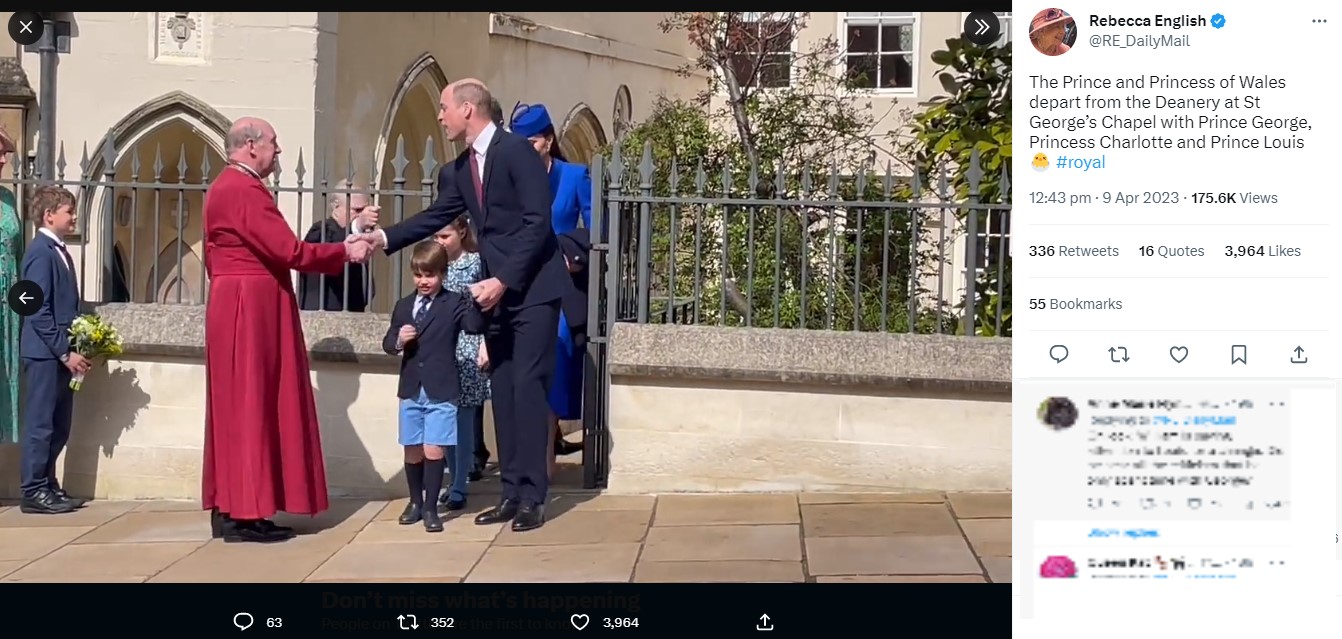 礼拝後、父ウィリアム皇太子に手を引かれて教会を出るルイ王子。皇太子はネイビーブルーのスーツに朱色のネクタイを、ルイ王子はネイビーブルーのブレザーに柄入りのネクタイを合わせていた（画像は『Rebecca English　2023年4月9日付Twitter「The Prince and Princess of Wales depart from the Deanery at St George’s Chapel」』のスクリーンショット）