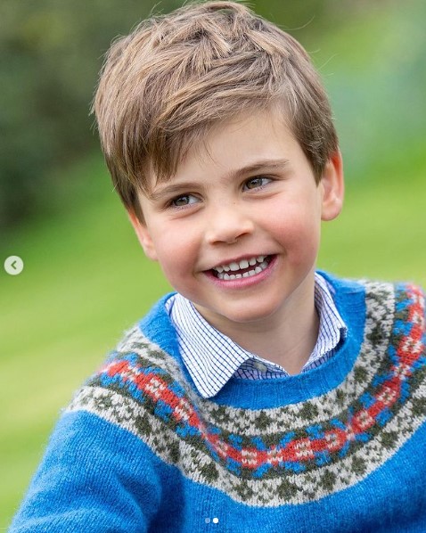 5歳になったばかりのルイ王子。父ウィリアム皇太子、母キャサリン皇太子妃、兄ジョージ王子、姉シャーロット王女と共に戴冠式のリハーサルに参加した（画像は『The Prince and Princess of Wales　2023年4月22日付Instagram「Someone’s turning 5 tomorrow…」』のスクリーンショット）