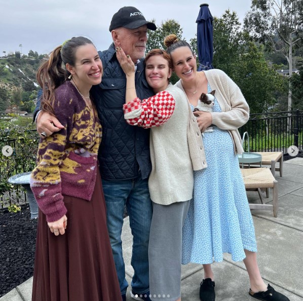 今年3月、父ブルース・ウィリスの誕生日を祝ったスカウト・ウィリス、タルーラ・ウィリス、ルーマー・ウィリスの3姉妹（画像は『Demi Moore　2023年3月20日付Instagram「More from Bruce’s birthday yesterday」』のスクリーンショット）