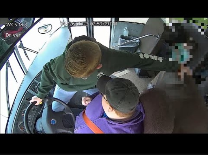 米ミシガン州デトロイト近郊を走るスクールバス。運転手が意識を失ったことにいち早く気付き、ブレーキを踏んでバスを止めたディロン・リーブス君（13）（画像は『Inside Edition　2023年4月29日公開 YouTube「7th Grader Stops School Bus After Driver Passes Out」』のサムネイル）