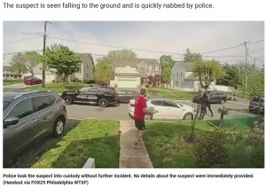 ピザの配達に来た男性が配達先の呼び鈴を鳴らして待っていると、カーチェイスを繰り広げるパトカーと容疑者の車が近づいてきた。配達員は状況を確認し、容疑者捕獲のために手助けをすることを決断した（画像は『Fox News　2023年4月17日付「Pizza delivery man trips suspect on the run from police: video」（Handout via FOX29 Philadelphia WTXF）』のスクリーンショット）
