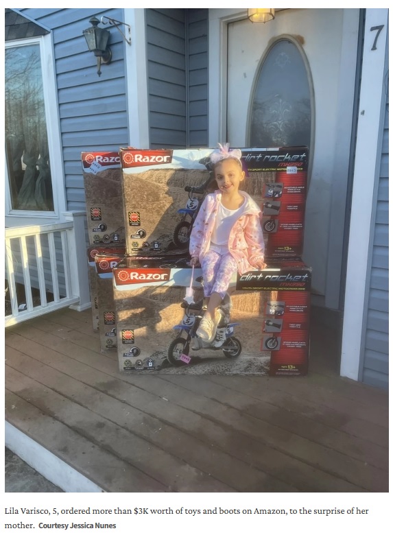 自宅に届いた何台もの電動オフロードバイクの箱にちょこんと座り、にっこり微笑む5歳女児。なんと女児が自身で注文したという（画像は『TODAY　2023年3月31日付「5-year-old girl orders ＄4K worth of boots and toys on Amazon」（Courtesy Jessica Nunes）』のスクリーンショット）