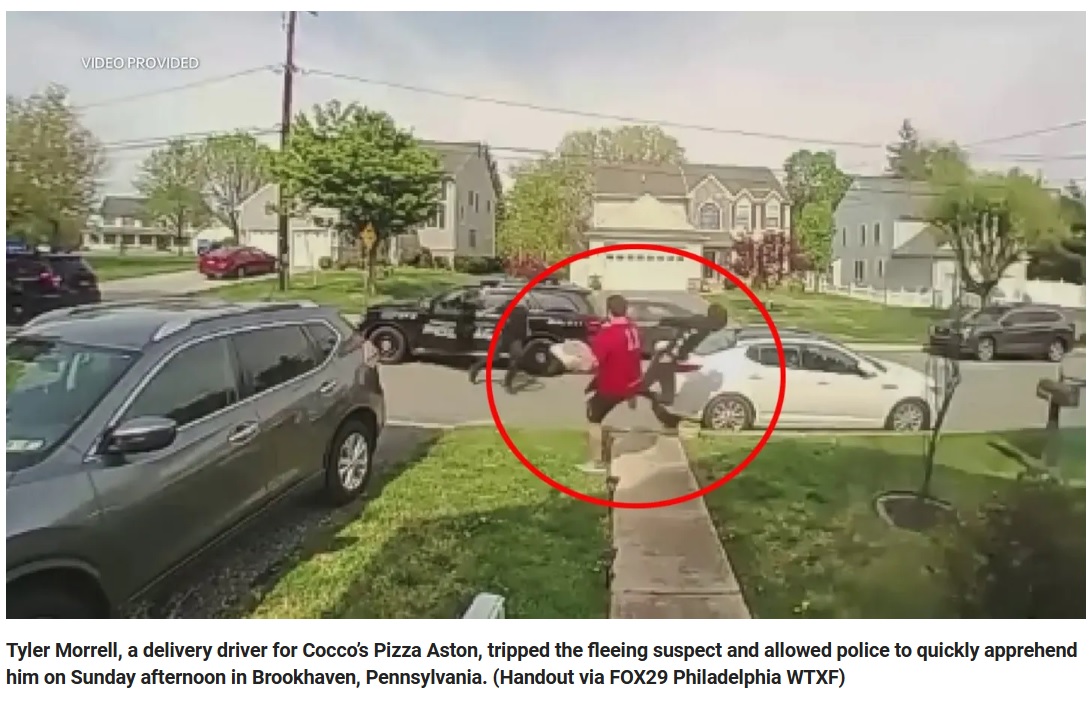 配達員の男性は容疑者が車から降りて逃走する様子を見ると、少し離れて準備を整えた。そして容疑者が走って目の前を通過する瞬間にある行動をとった（画像は『Fox News　2023年4月17日付「Pizza delivery man trips suspect on the run from police: video」（Handout via FOX29 Philadelphia WTXF）』のスクリーンショット）