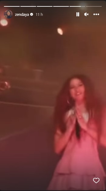 ピンクのドレス姿でサプライズ登場したゼンデイヤ。ステージに立つのは、2015年に米ロサンゼルスで自身のコンサートを開催して以来のことだった（画像は『Zendaya　2023年4月23日付Instagram』のスクリーンショット）