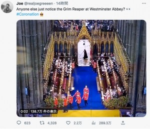 ウェストミンスター寺院の出入り口の向こう側に謎の黒い人影が。物議を醸すも「ヴァージャー」と呼ばれる「聖堂番」だったことが明らかに（画像は『Joe　2023年5月6日付Twitter「Anyone else just notice the Grim Reaper at Westminster Abbey?」』のスクリーンショット）