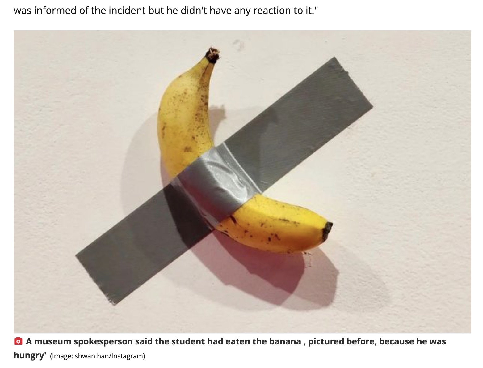イタリア人アーティスト、マウリツィオ・カテランの個展に展示された、有名なアート作品『コメディアン』。このバナナを鑑賞中の学生が「お腹が空いた」という理由で食べてしまう（画像は『The Daily Star　2023年5月1日付「Student eats £96K artwork of banana duct-taped to museum wall because 'he was hungry'」（Image: shwan.han/Instagram）』のスクリーンショット）