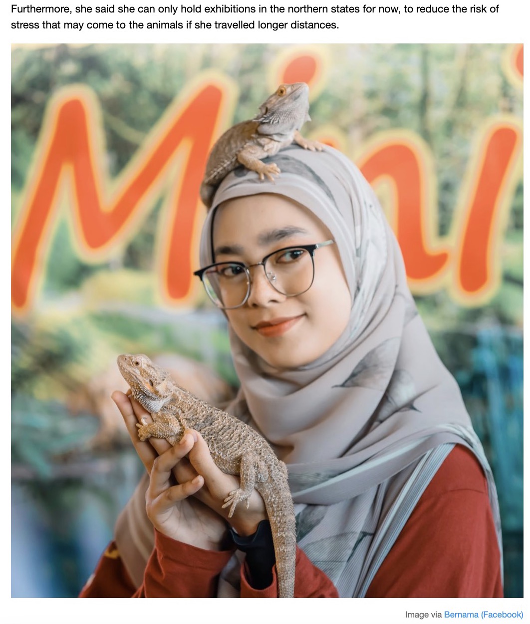40匹以上のエキゾチックアニマルを飼っているマレーシア在住の22歳女性。2016年に移動式ふれあい動物園をスタートし、自慢のペットたちを一般公開している（画像は『SAYS　2023年5月8日付「22-Year-Old Starts Her Own Mobile Petting Zoo To Educate The Public About Exotic Animals」（Image via Bernama （Facebook））』のスクリーンショット）