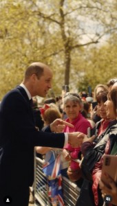 沿道に集まった王室ファンと交流するウィリアム皇太子。米アリゾナ州から到着し、キャンプをして過ごす女性を労う場面も（画像は『The Prince and Princess of Wales　2023年5月5日付Instagram「The Mall.」』のスクリーンショット）