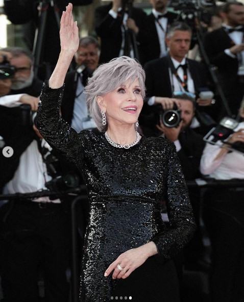 第76回カンヌ国際映画祭の閉幕式に出席したジェーン・フォンダ。授賞式のステージでは、最高賞パルムドールの受賞作品を発表した（画像は『AMI Alexandre Mattiussi　2023年5月28日付Instagram「Jane 76th Cannes Film Festival」』のスクリーンショット）