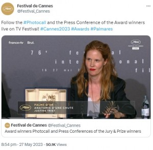 パルムドールを受賞後、記者会見に応じたジュスティーヌ・トリエ監督。受賞スピーチでは、国民の抗議活動にもかかわらず年金改革を強行したマクロン政権を批判する場面もあった（画像は『Festival de Cannes　2023年5月27日付Twitter「Follow the ＃Photocall and the Press Conference of the Award winners live on TV Festival!」』のスクリーンショット）