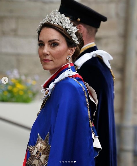 葉をモチーフにしたヘッドピースを着用したキャサリン皇太子妃。ヘッドピースは帽子デザイナーのジェス・コレットとアレキサンダー・マックイーンがコラボして制作された（画像は『The Prince and Princess of Wales　2023年5月6日付Instagram「Here at Westminster Abbey for the ＃Coronation of King Charles III」』のスクリーンショット）