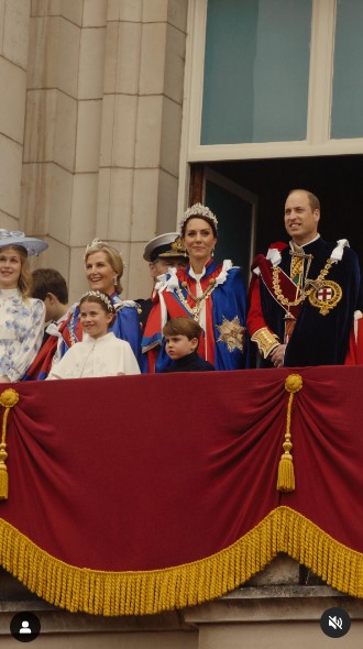 戴冠式後、バッキンガム宮殿のバルコニーに登場したキャサリン皇太子妃とウィリアム皇太子。前列はシャーロット王女（8）とルイ王子（5）（画像は『The Prince and Princess of Wales　2023年5月6日付Instagram「What. A. Day.」』のスクリーンショット）