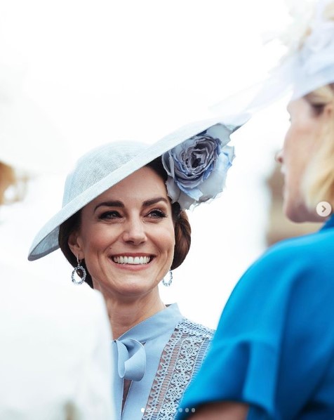 バッキンガム宮殿のガーデンパーティで、4年前に着用したエリー・サーブによるパウダーブルーのドレスを着回ししたキャサリン皇太子妃（画像は『The Prince and Princess of Wales　2023年5月9日付Instagram「Celebrating people who do extraordinary things」』のスクリーンショット）