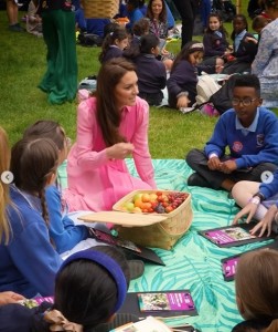 「ロイヤル・ホスピタル・チェルシー」に到着後、小学生グループのピクニックに参加したキャサリン皇太子妃。シートに一緒に座り、会話やランチを楽しむ（画像は『The Prince and Princess of Wales　2023年5月22日付Instagram「Picnic season is upon us,」』のスクリーンショット）