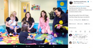 里親として子供を育てる女性達と対面したキャサリン皇太子妃。子供達と対話しながら、楽しそうな笑顔を見せていた（画像は『The Prince and Princess of Wales　2023年5月25日付Twitter「The brilliant ＠kinshipcharity helps families across the UK」』のスクリーンショット）