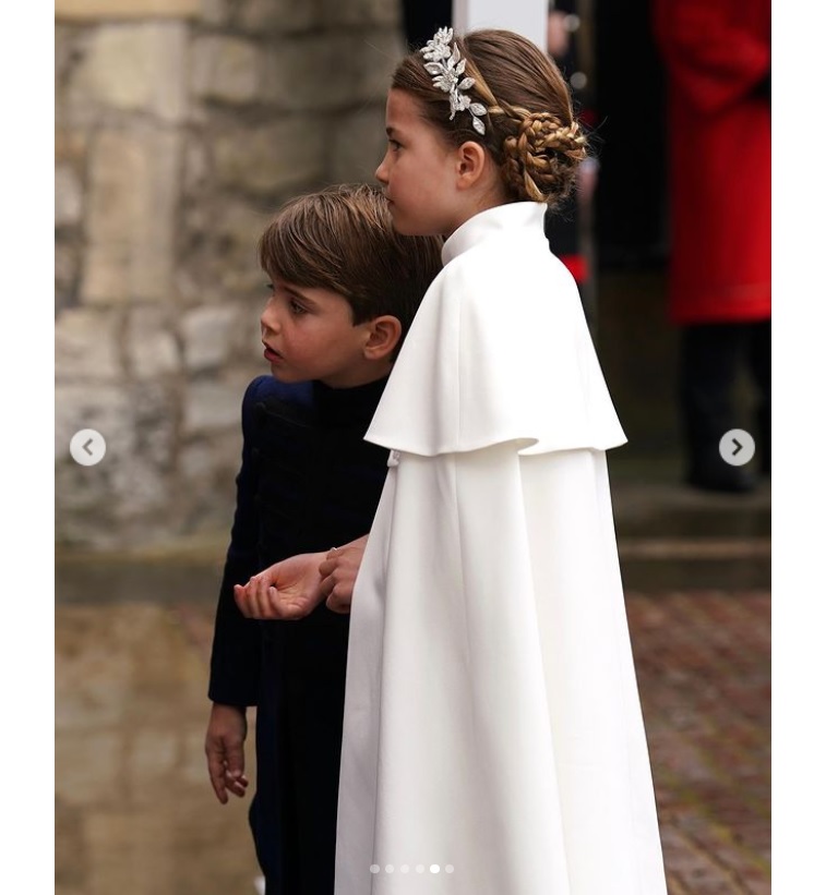 戴冠式当日、ウェストミンスター寺院に到着したルイ王子（5）と姉のシャーロット王女（8）。ルイ王子が着用していたミリタリー風のスーツも話題に（画像は『The Prince and Princess of Wales　2023年5月6日付Instagram「Here at Westminster Abbey for the ＃Coronation of King Charles III」』のスクリーンショット）