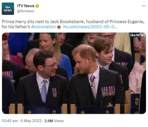寺院で着席後、隣に座ったユージェニー王女の夫ジャック・ブルックスバンク氏と会話をするヘンリー王子（画像は『ITV News　2023年5月6日付Twitter「Prince Harry sits next to Jack Brooksbank, husband of Princess Eugenie,」』のスクリーンショット）