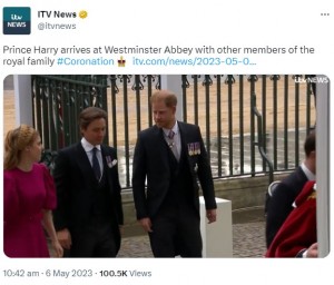 ベアトリス王女、その夫エドアルド・マペッリ・モッツィ氏と談話しながらウェストミンスター寺院に到着したヘンリー王子（画像は『ITV News　2023年5月6日付Twitter「Prince Harry arrives at Westminster Abbey with other members of the royal family」』のスクリーンショット）
