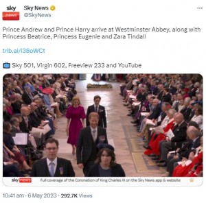 ウェストミンスター寺院に到着後、ユージェニー王女夫妻とベアトリス王女夫妻を前後にして1人で身廊を歩いたヘンリー王子（画像は『Sky News　2023年5月6日付Twitter「Prince Andrew and Prince Harry arrive at Westminster Abbey, along with Princess Beatrice, Princess Eugenie and Zara Tindall」』のスクリーンショット）