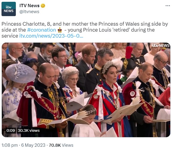 シャーロット王女とキャサリン皇太子妃の間にいたルイ王子だが、礼拝の前半に退席することが事前に計画されていた（画像は『ITV News　2023年5月6日付Twitter「Princess Charlotte, 8, and her mother the Princess of Wales sing side by side」』のスクリーンショット）